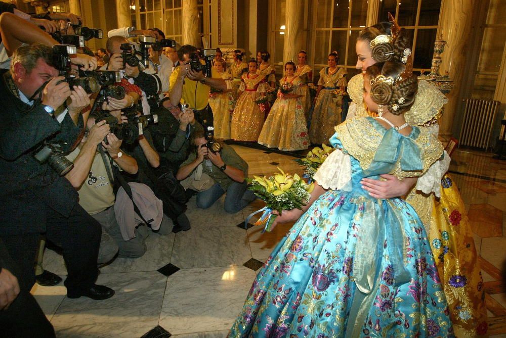 Nubes de fotógrafos en la proclamación de las falleras mayores de 2005.