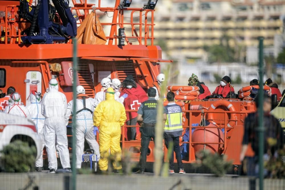 Desembarco de irregulares en Los Cristianos patera coronavirus  | 31/03/2020 | Fotógrafo: Delia Padrón