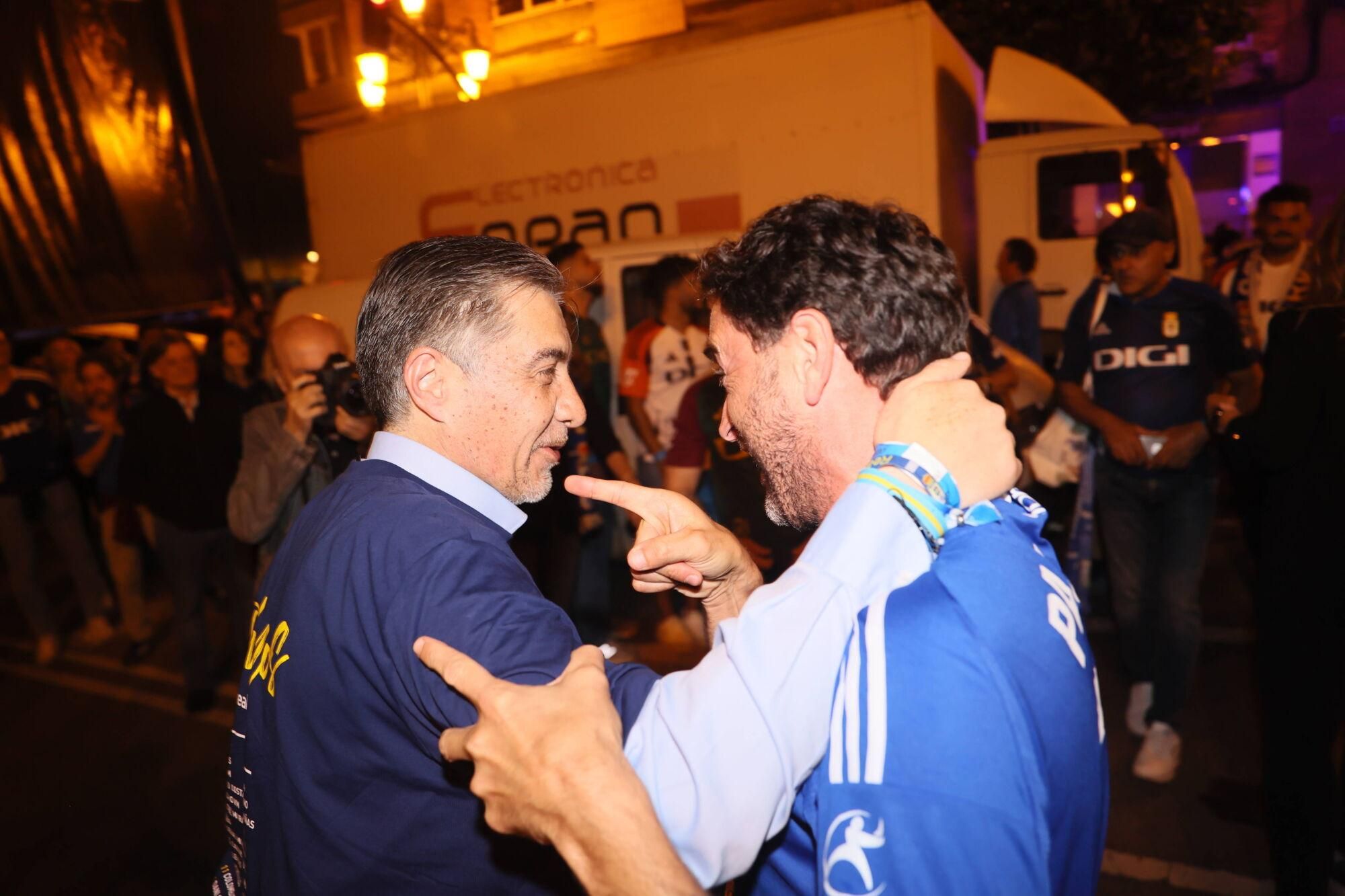 Así se celebró el ascenso del Oviedo a Primera: la afición estalla en una noche histórica