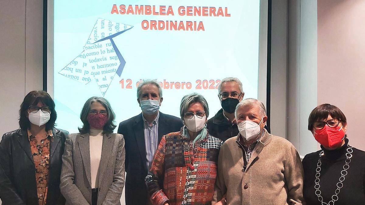 La junta directiva de la AAE en la celebración de su asamblea.