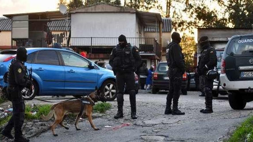 Varios policías en el poblado de O Vao ayer. // G. Santos