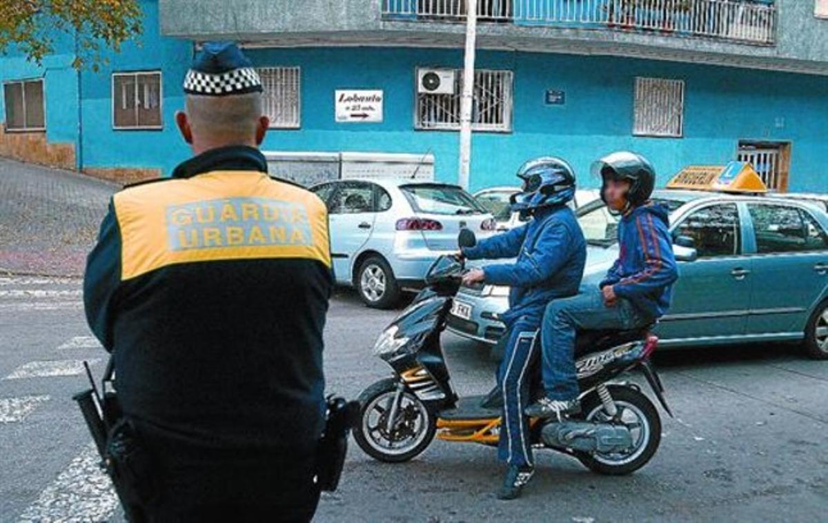 Un agente de la Guardia Urbana de Badalona patrulla en una calle de la localidad.