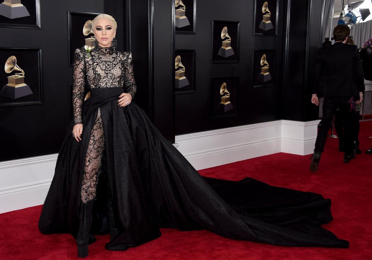 Lady Gaga con mono negro de Armani Privé