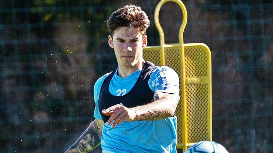 Santi Mina durante un entrenamiento en A Madroa.