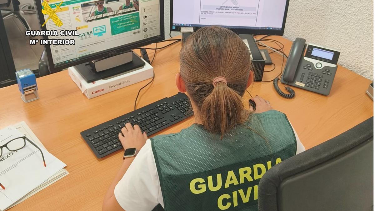 Imagen de una investigadora de la Guardia Civil de San Vicente.