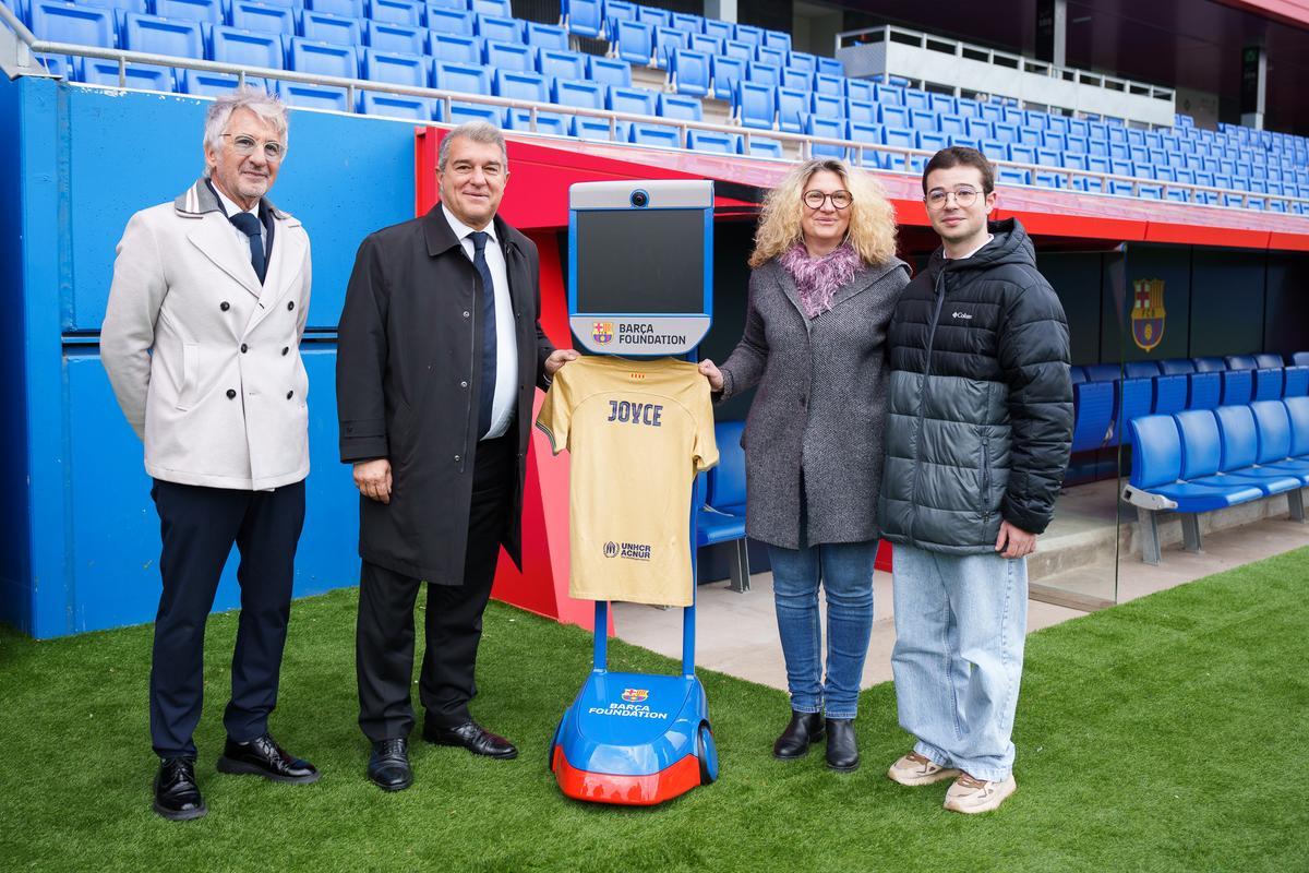 Joan Laporta, presidente del Barça, junto a Xavier Puig, responsable del fútbol femenino y de la madre y hermano de Joyce.