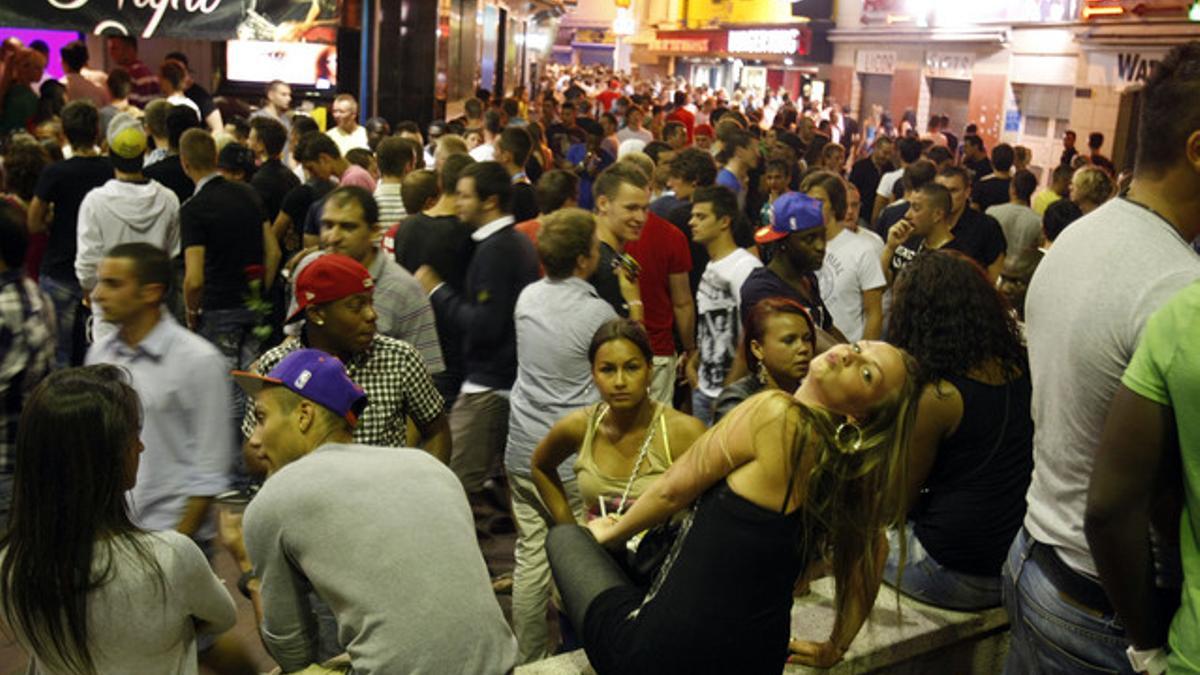 Aglomeración de jóvenes en la zona de discotecas de Lloret, el pasado martes.