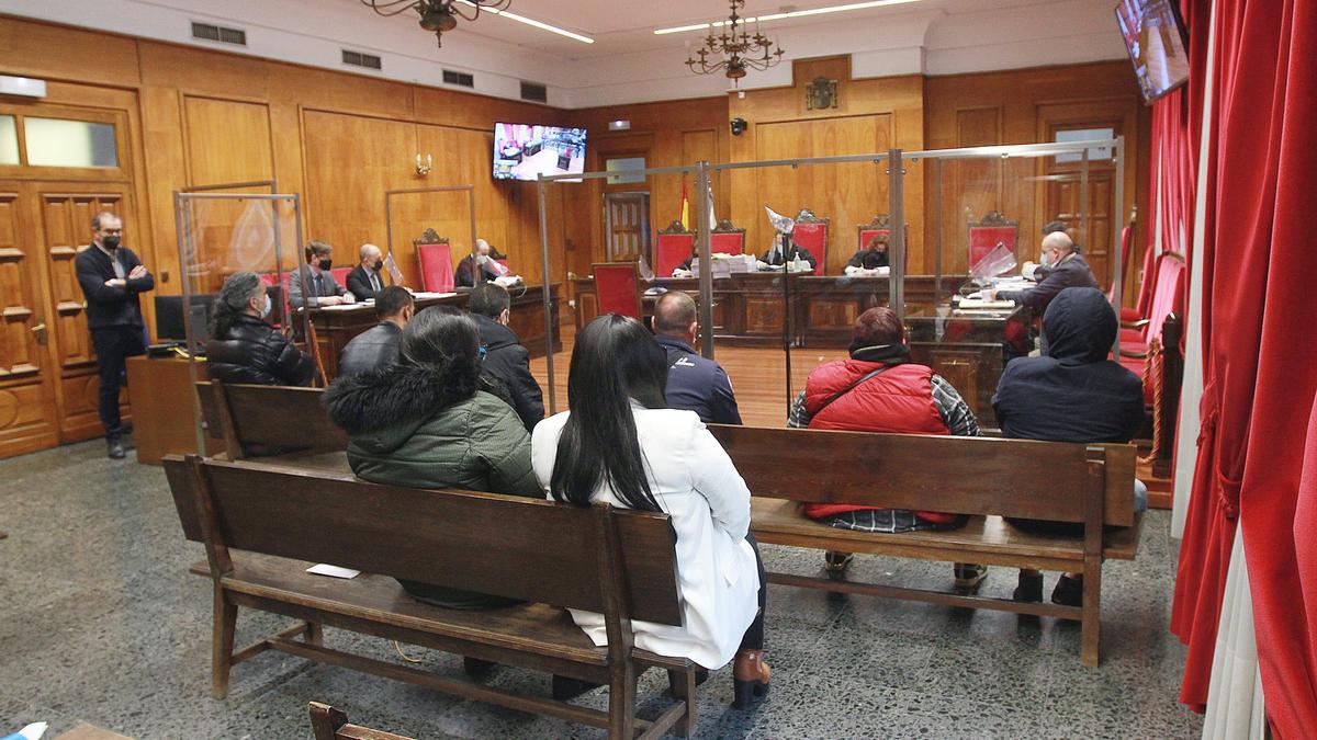 Los acusados, las defensas y los magistrados, en el acto de conformidad celebrado ayer en la Audiencia Provincial.