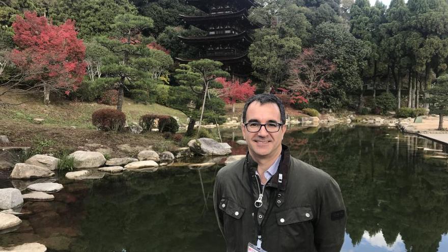 El profesor malagueño en 2018 en la pagoda del Templo Rurikôji, en Yamaguchi, Tesoro Nacional de Japón.