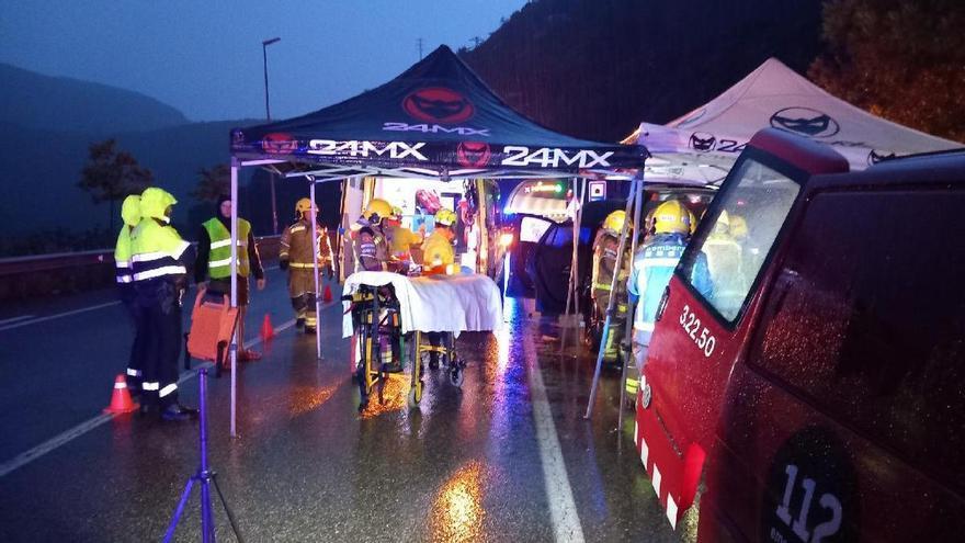 Un home queda atrapat dins del cotxe després de patir una sortida de via i bolcar a Bassella