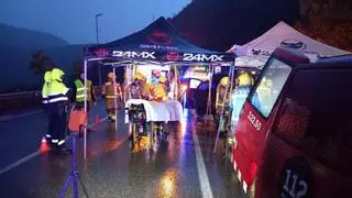 Un home queda atrapat dins del cotxe després de patir una sortida de via i bolcar a Bassella