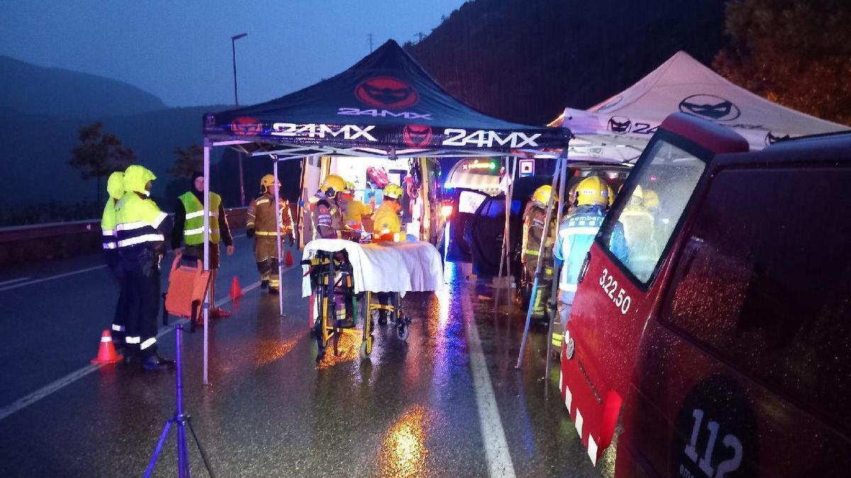 Bombers, SEM i Mossos treballant en l'accident de Bassella