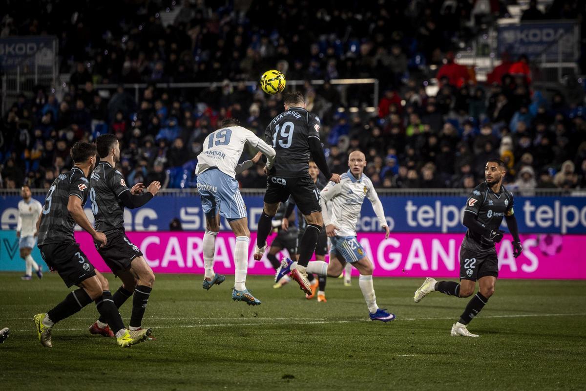 Jakobsen cabecea la pelota durante el Zaragoza-Castellón del pasado domingo.