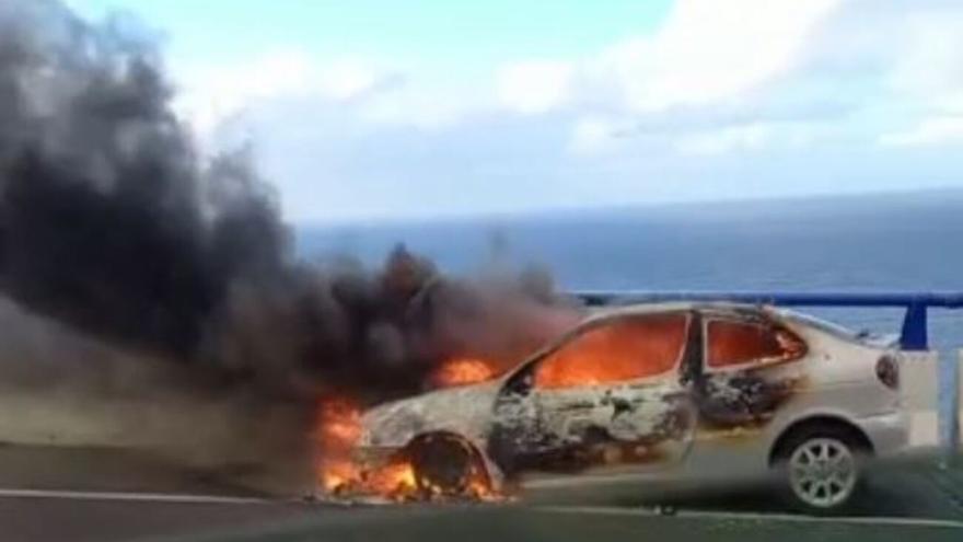 Un coche arde en el Puente de Silva (Guía)