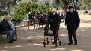 Vecinos disfrutando del parque frente a la Sagrada Família, este jueves.