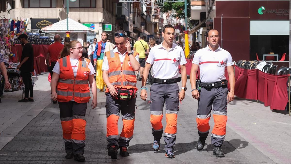 Voluntarios de Cruz Roja procedentes de otras zonas del país prestando servicio en las fiestas de Elda.