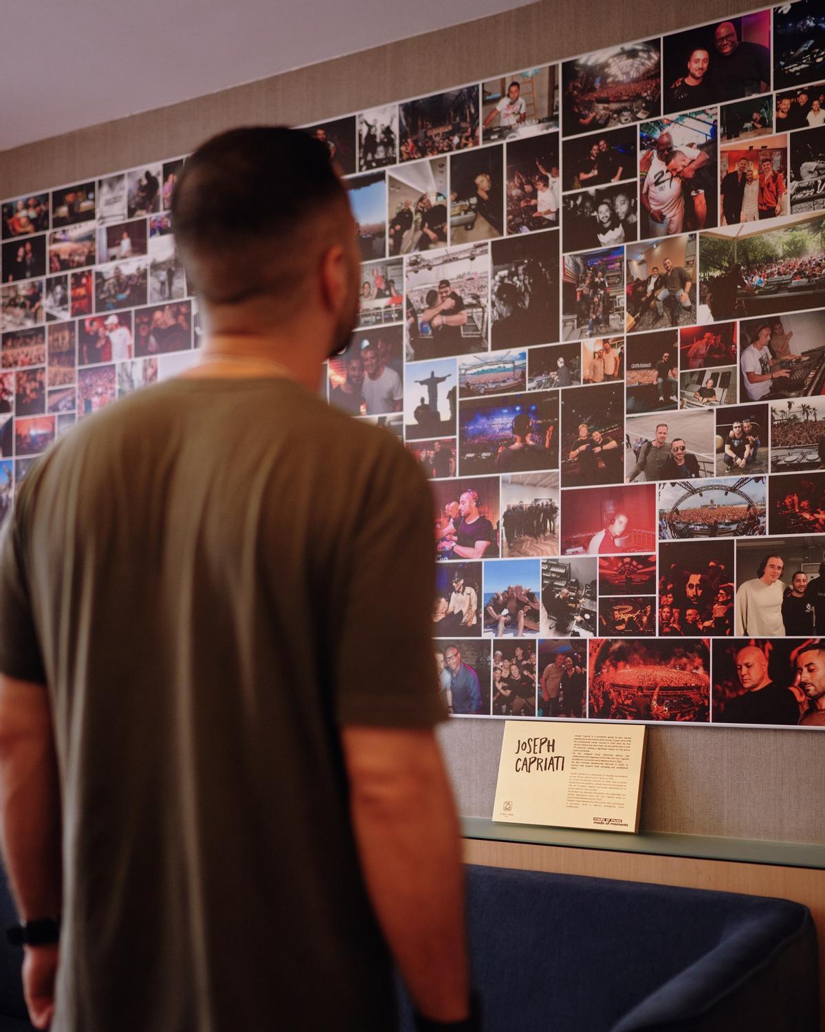 Joseph Capriati contempla las imágenes en su suite del Ocean Drive Ibiza.