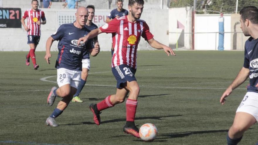 Javi Preira, del Alondras, conduce el balón. |  // SANTOS ÁLVAREZ