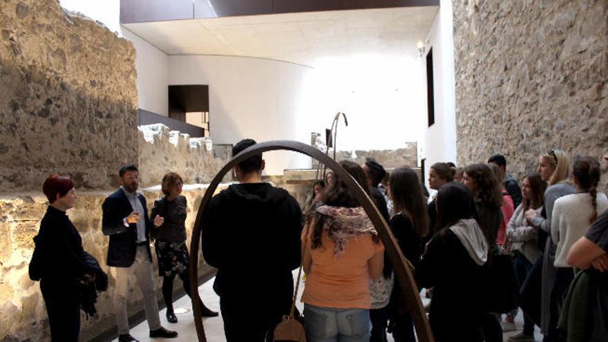 Un grupo de estudiantes de la ULPGC visita la Fundación de Arte y Pensamiento Martín Chirino.