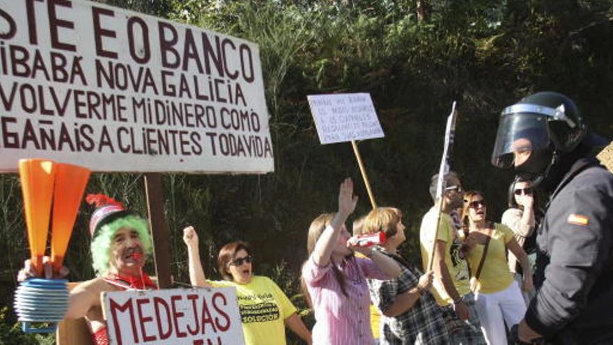 La Policía vigila al más del centenar de afectados concentrados en los accesos al castillo de Soutomaior.