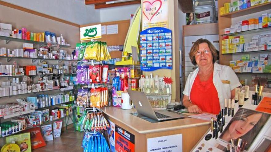 Margarita Torres, farmacéutica, con el ordenador que ha traído de casa.