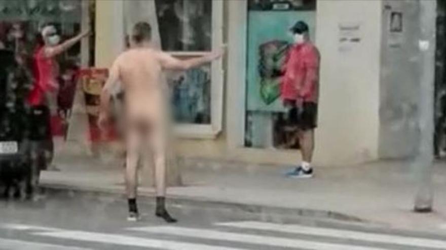 Un hombre se pasea desnudo por Aspe