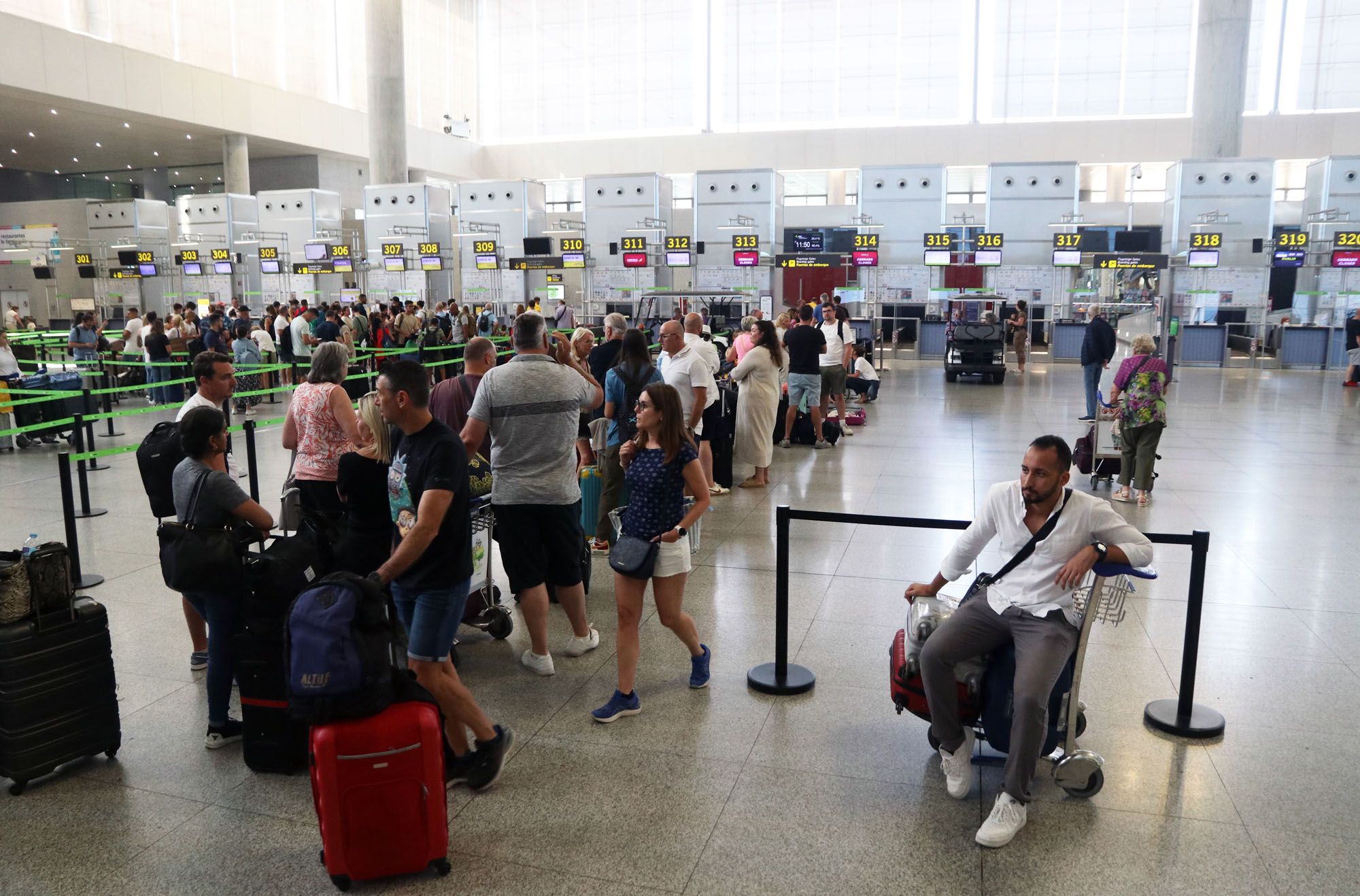 Comienzo de las vacaciones de verano en el aeropuerto de Málaga.