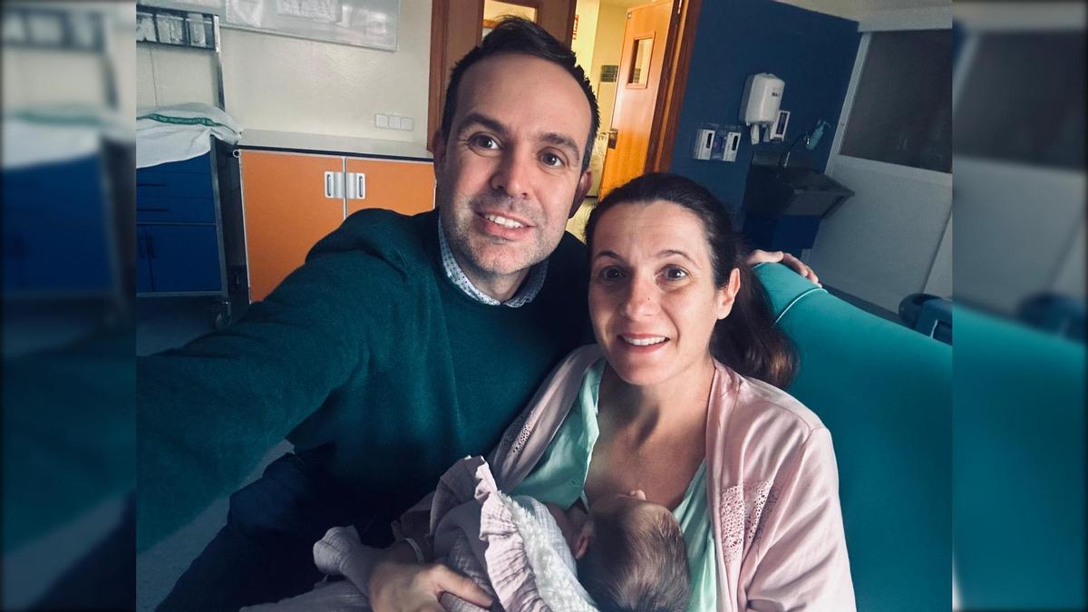 Antonio y María con su primera hija, también llamada María, último bebé nacido en Badajoz en 2025.
