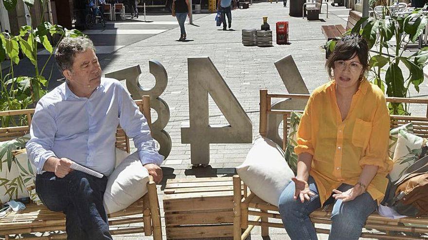 Lores y Anabel Gulías presentaron la campaña en la calle.