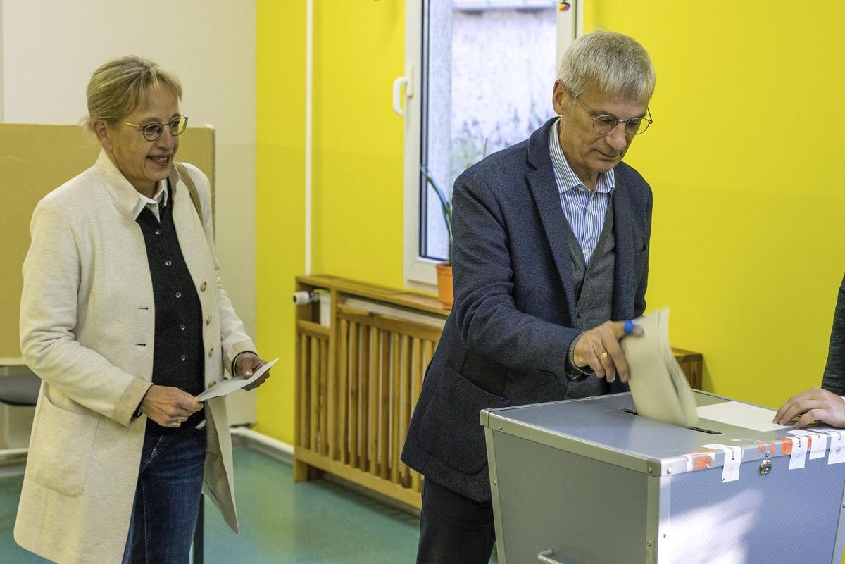 El candidato de Alternativa para Alemania (AfD) en Brandeburgo, Hans-Christoph Berndt, vota este domingo junto a su esposa.