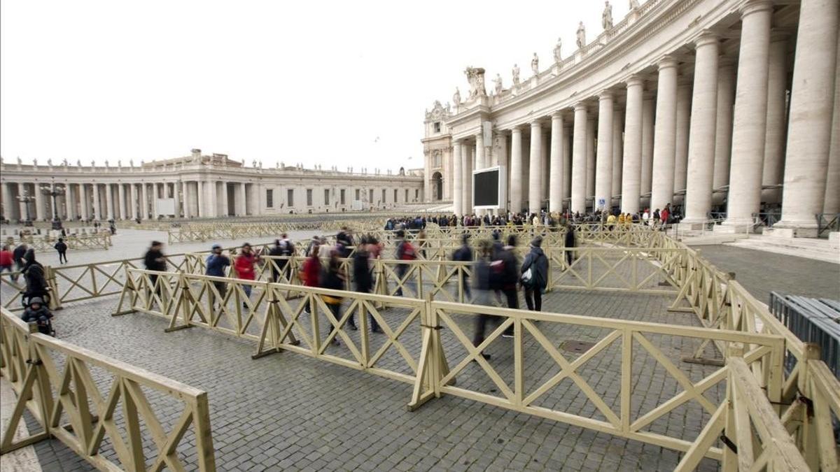 Plaza de San Pedro del Vaticano tras la confirmación del primer caso de coronavirus en el Vaticano.