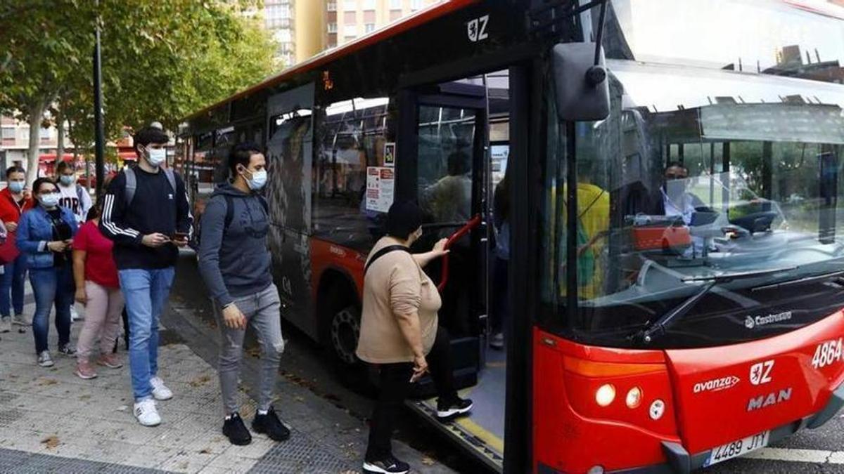 Pasajeros subiendo a un bus de Avanza en la plaza de España.