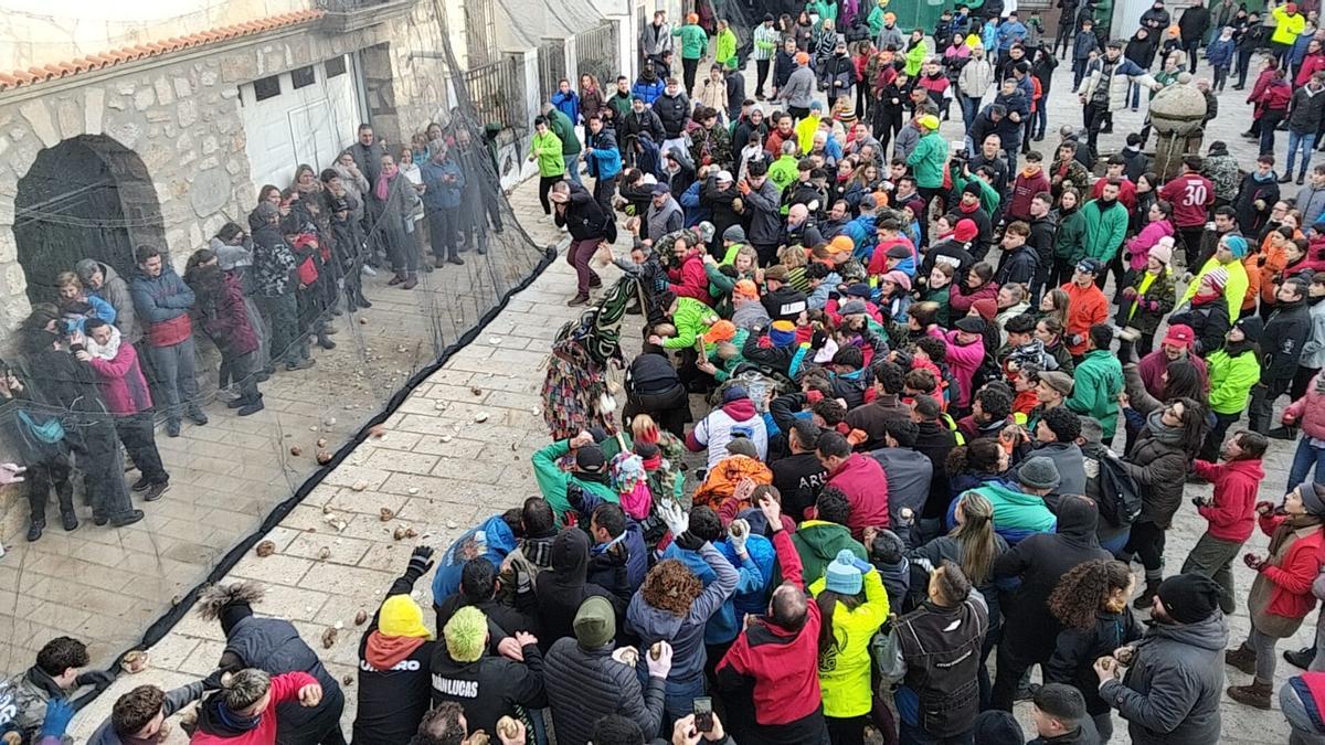 Fotogalería | Lluvia de nabos en Piornal para el Jarramplas