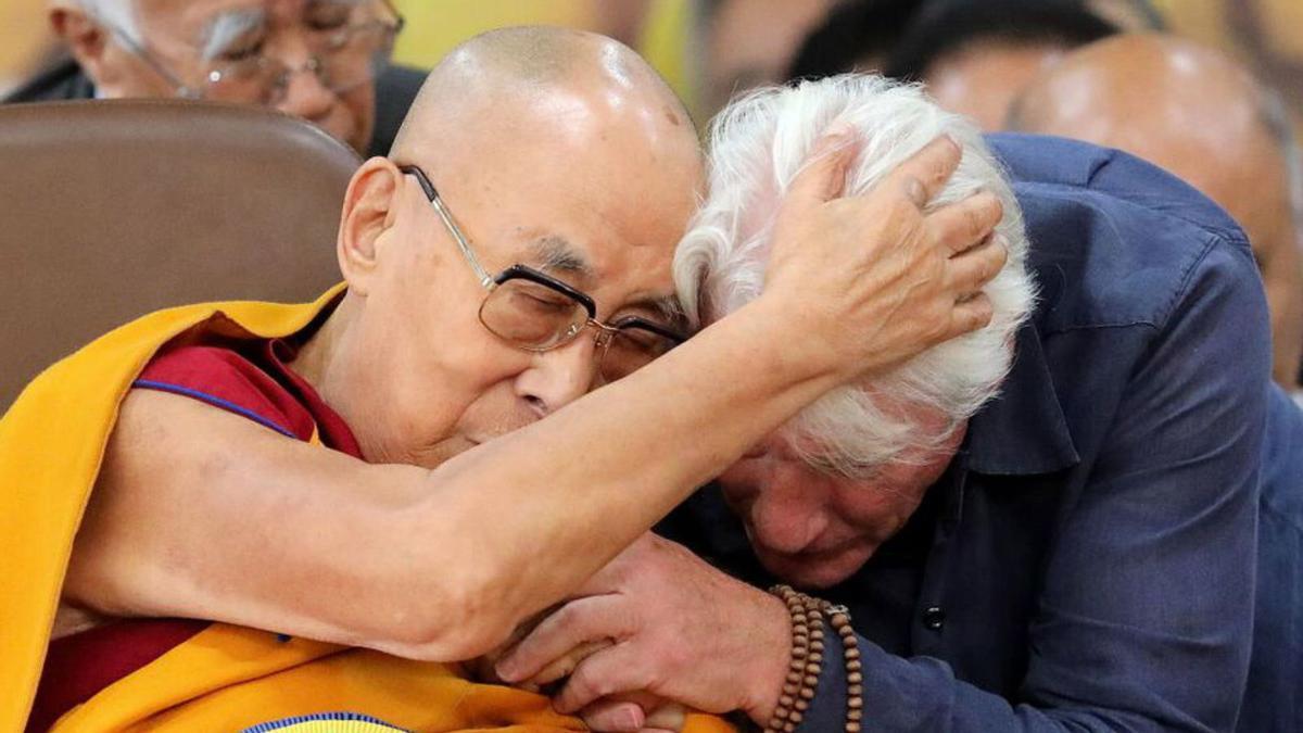 Richard Gere abraça el dalai-lama amb motiu del seu 90 aniversari, ahir. | HARISH TYAGI / EFE Richard Gere abraça el dalai-lama amb motiu del seu 90 aniversari, ahir. | HARISH TYAGI / EFE