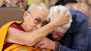 Richard Gere abraça el dalai-lama amb motiu del seu 90 aniversari, ahir.  | HARISH TYAGI / EFE
