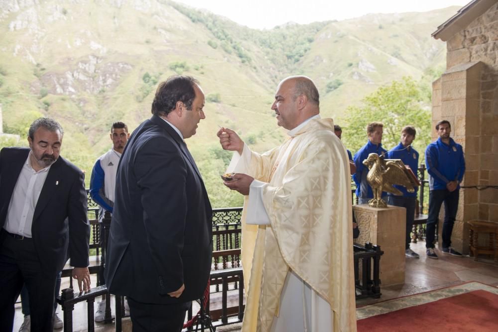 El Real Oviedo realiza la ofrenda floral a la Virgen de Covadonga