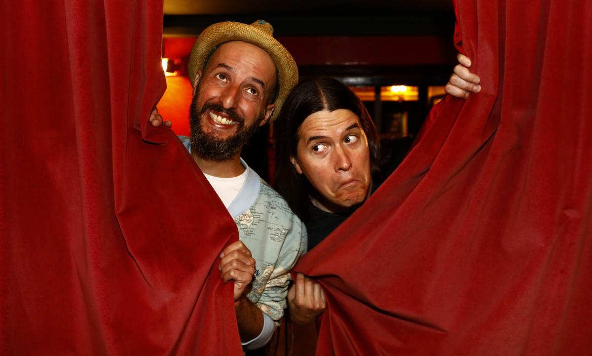 Los cómicos Diego Peña y Juako Malavirgen, en el Teatro Principal de Zaragoza.