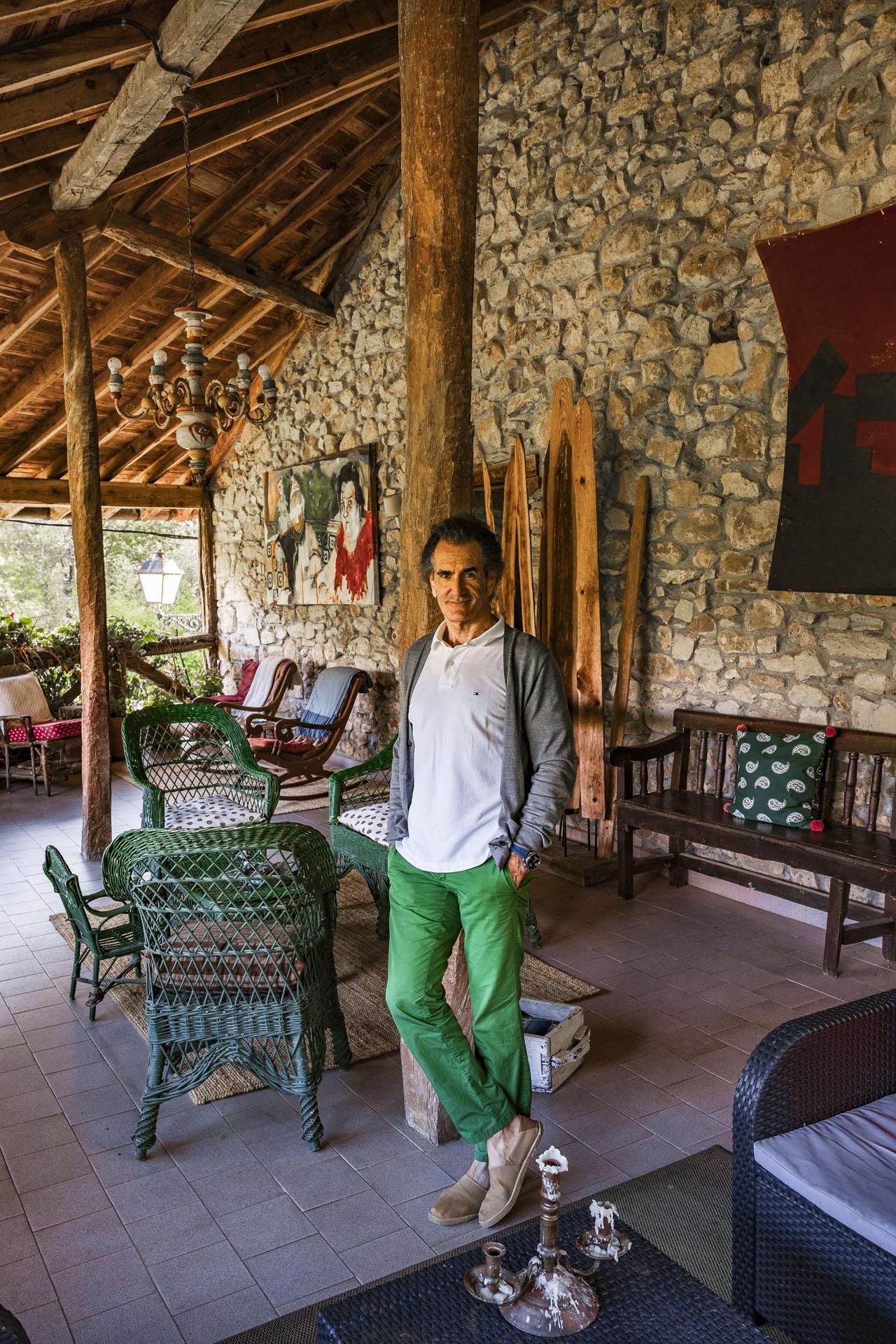Jose Angel Uberuaga (Ube), en la terraza de la Casa Rural Garro.