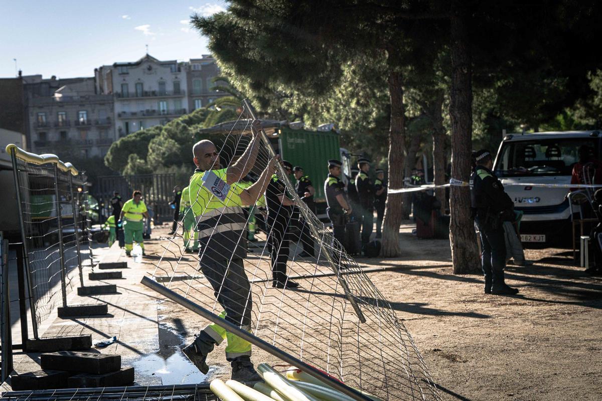 Barcelona desaloja a una treintena de personas sin hogar del parque Joan Miró