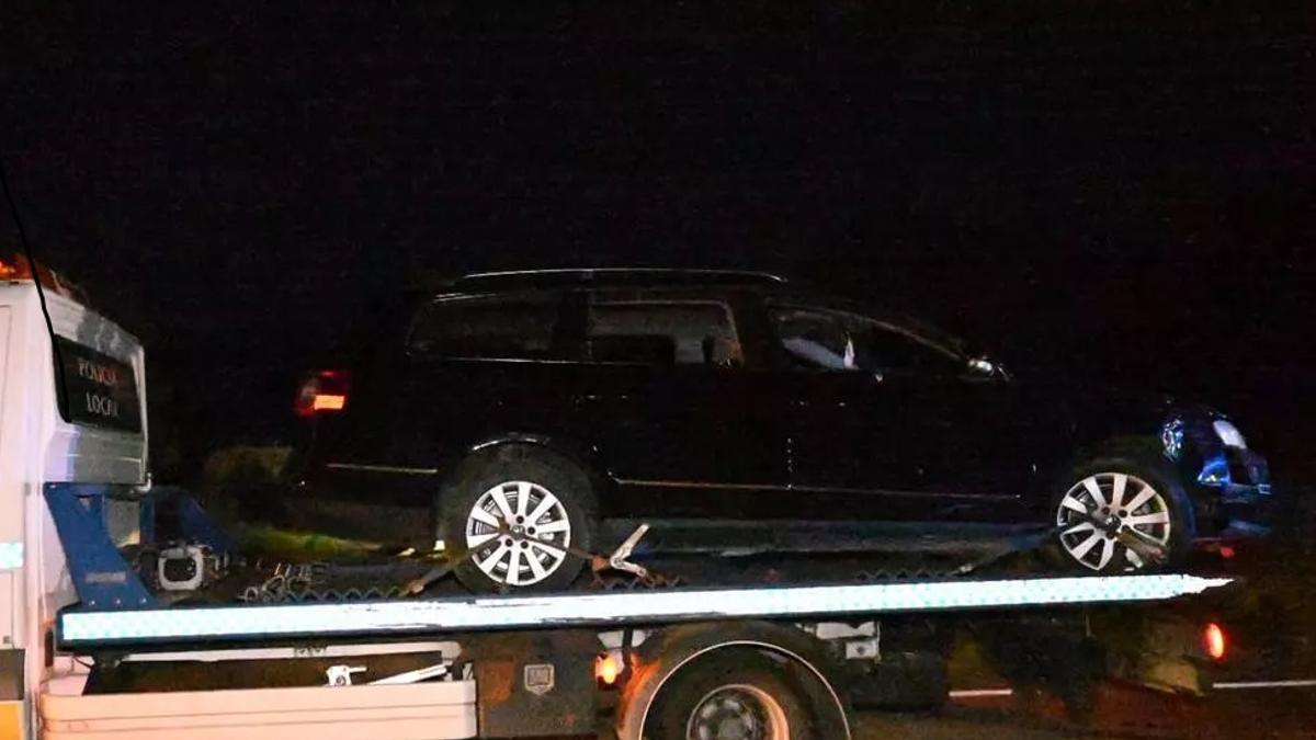 Una grúa retira el coche en el que viajaba la víctima tras el tiroteo en Tres Arroyos, el 30 de diciembre de 2024.