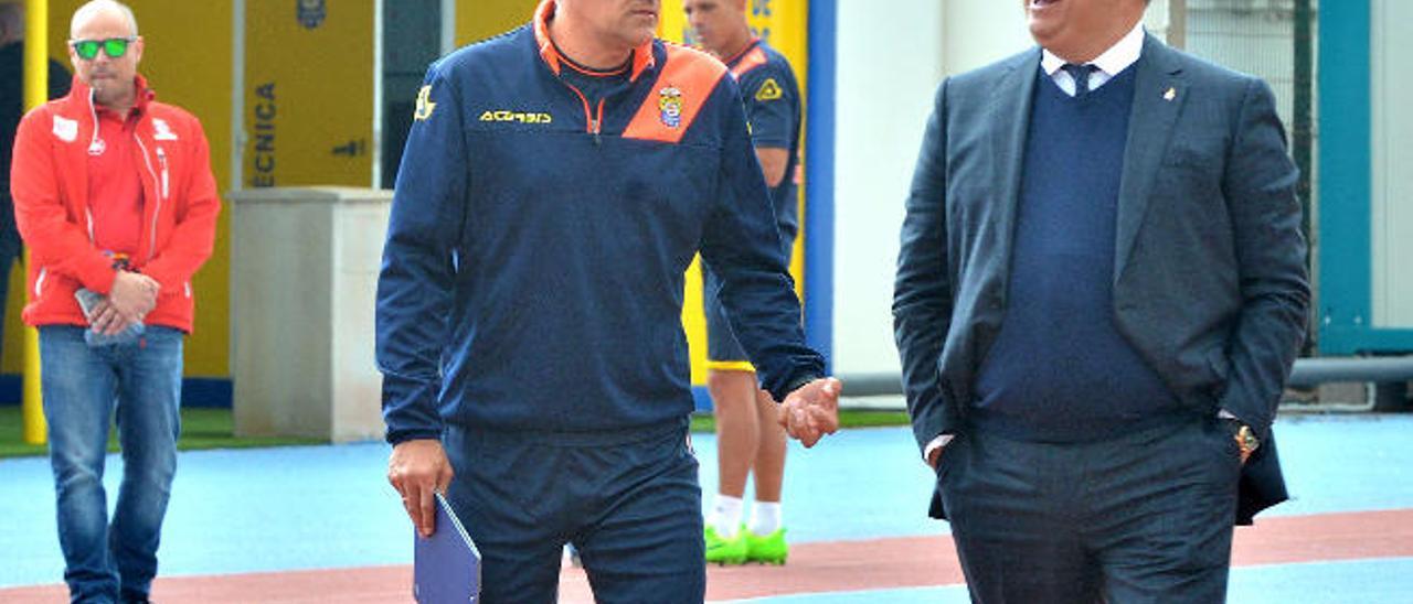 Quique Setién y Miguel Ángel Ramírez charlan antes del primer entrenamiento de la UD Las Palmas en las instalaciones de El Hornillo.