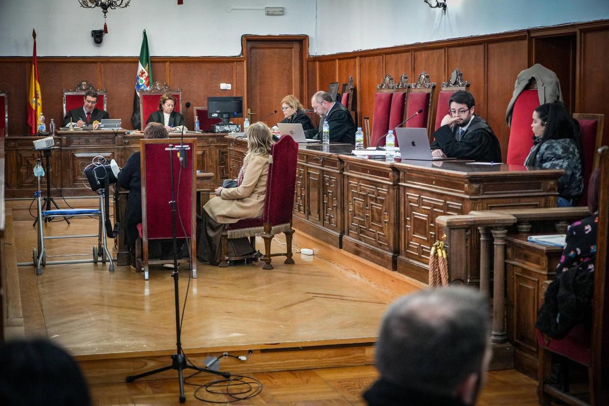 La acusada, a la derecha de la imagen, durante el juicio con jurado popular en la Audiencia de Badajoz.