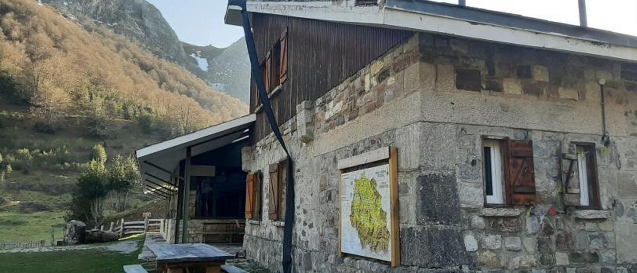 Daños en la cubierta del refugio de Brañagallones.