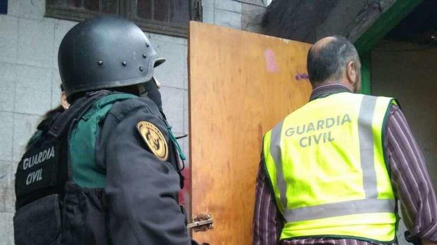 Dos agentes de la Guardia Civil a las puertas de una chabola. // G.C.