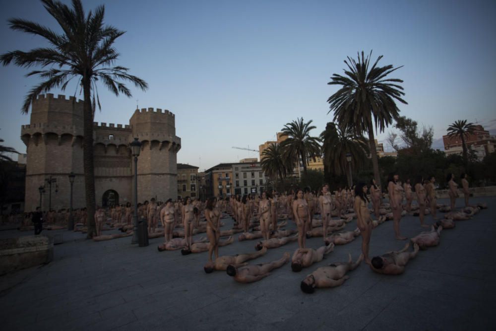 Spencer Tunick desnuda a 2.000 personas en València frente a las Torres de Serranos