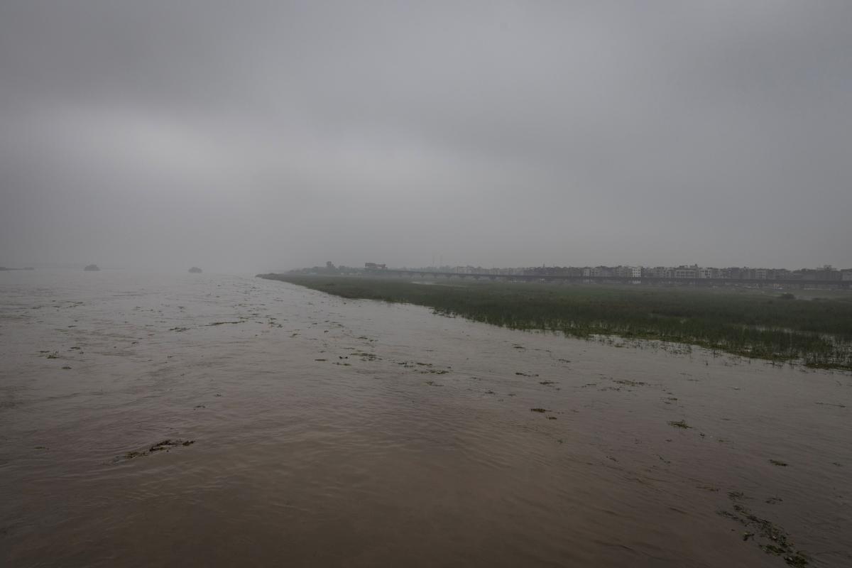 El aumento del nivel del agua del río Yamuna después de las lluvias monzónicas en Nueva Delhi.