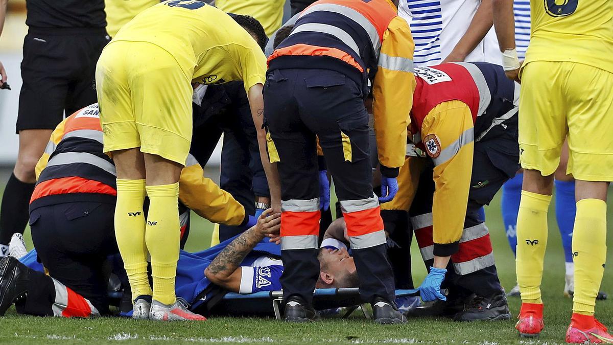 El delantero del Hércules Toro Acuña, atendido en la camilla el pasado sábado en Villarreal tras lesionarse la rodilla derecha. | GABI UTIEL/MEDITERRÁNEO