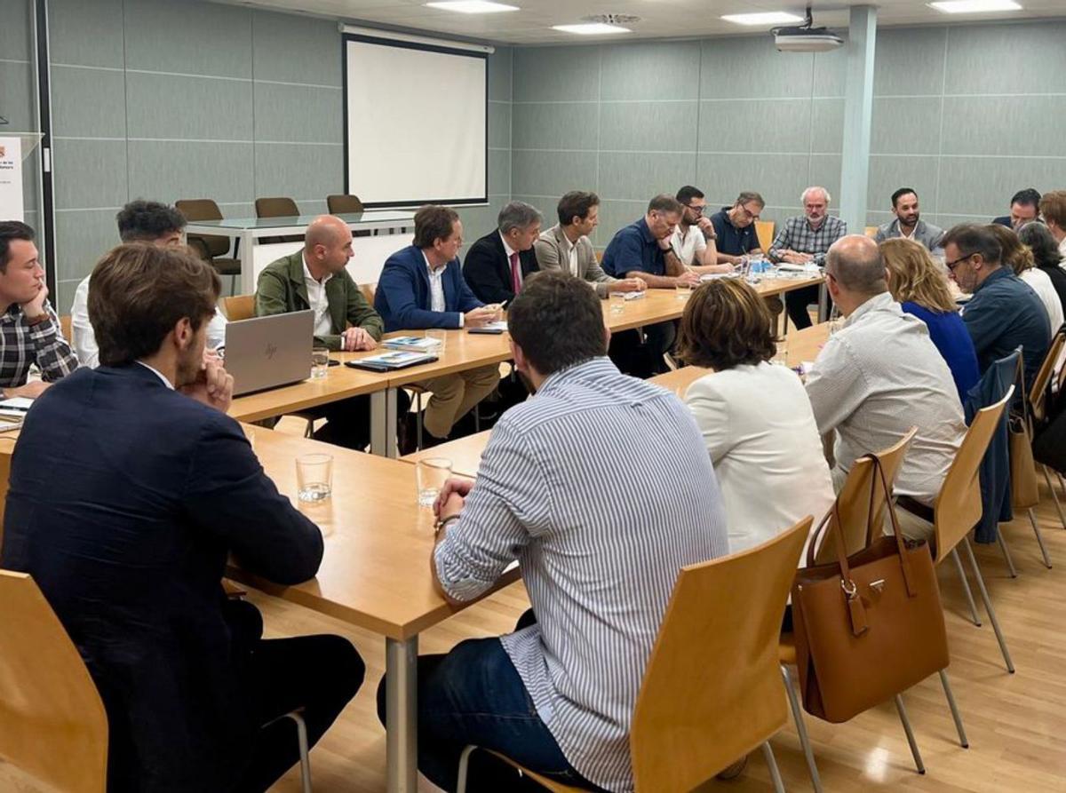 Mesa de trabajo sobre el segundo cable eléctrico.