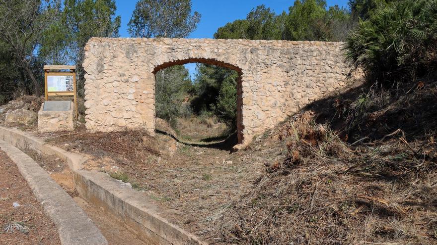 Torrent limpia y pone en valor el acueducto de “Els Arquets de Dalt”