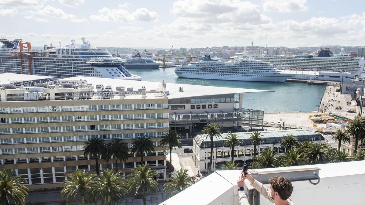 Así se ve la quíntuple escala de cruceros desde la terraza del Casino de A Coruña